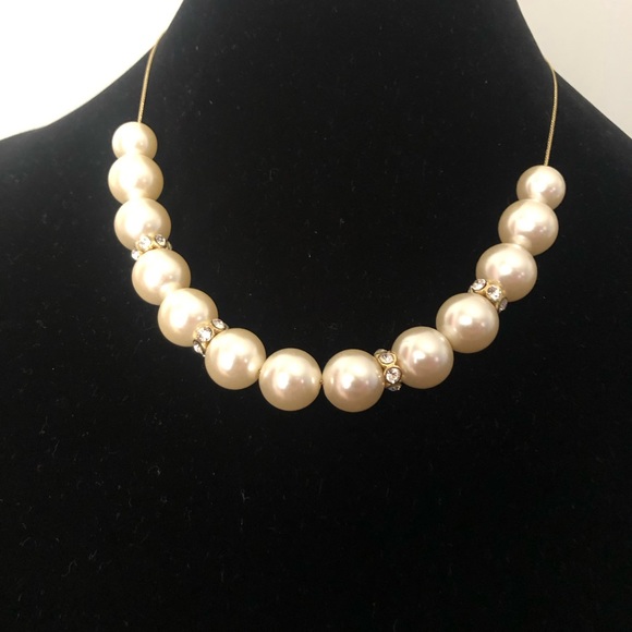 Faux Pearl fashion necklace gold tone chain . Jewellery - Picture 8 of 11